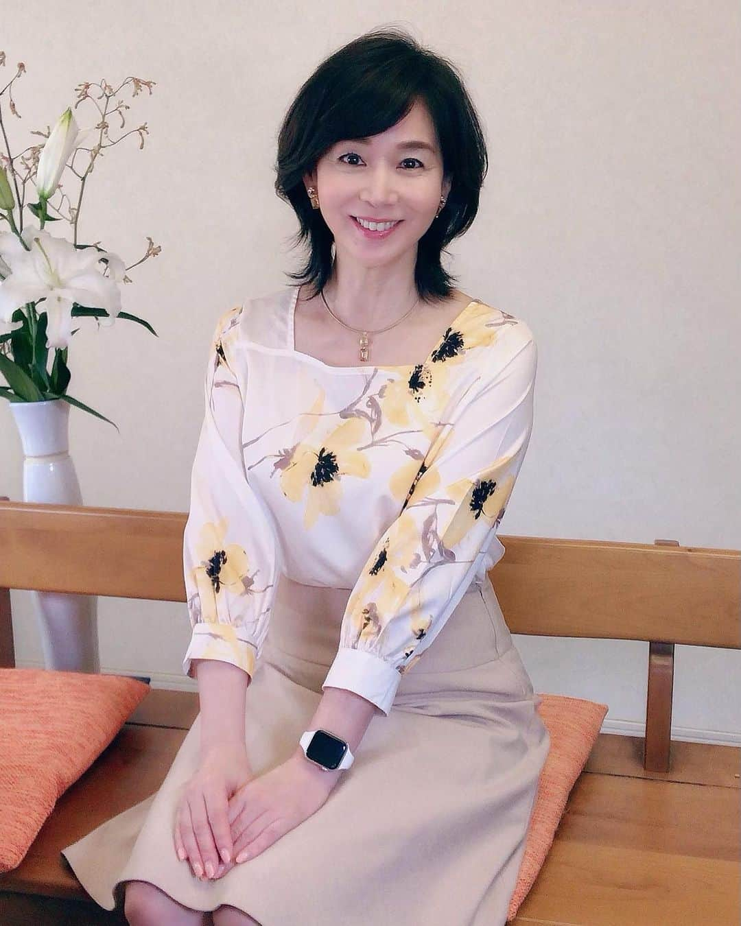 伊藤聡子さんのインスタグラム写真 - (伊藤聡子Instagram)「アップ♪は黄色の花柄ブラウスとスカートでした😊 白い花の形がかわいい紫陽花💕 #メーテレアップ#紫陽花#伊藤聡子」6月12日 10時11分 - satokoito73