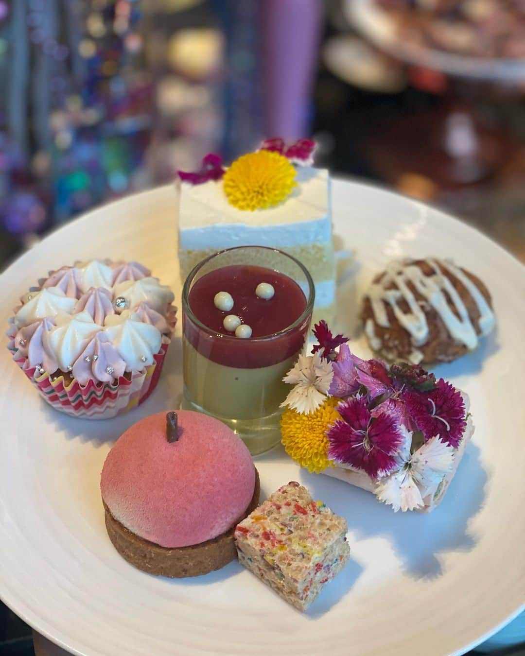 まゆまゆさんのインスタグラム写真 - (まゆまゆInstagram)「. 先日、コンラッド大阪のスイーツビュッフェへ🍪🍰 今の期間は、増田セバスチャンとのコラボ🦄 カラフルで可愛すぎる世界観🧸🤖🌈 コンラッドのスイーツは美味しい🤤 セイボリーも豊富でした🍝 @yukicolifecom さん いつもお誘いありがとうございます💞 #コンラッド大阪 #増田セバスチャン  #増田セバスチャンコラボ  #コンラッドベア #スイーツビュッフェ  #大阪グルメ #大阪スイーツ」6月12日 10時51分 - 7mayu2mayu