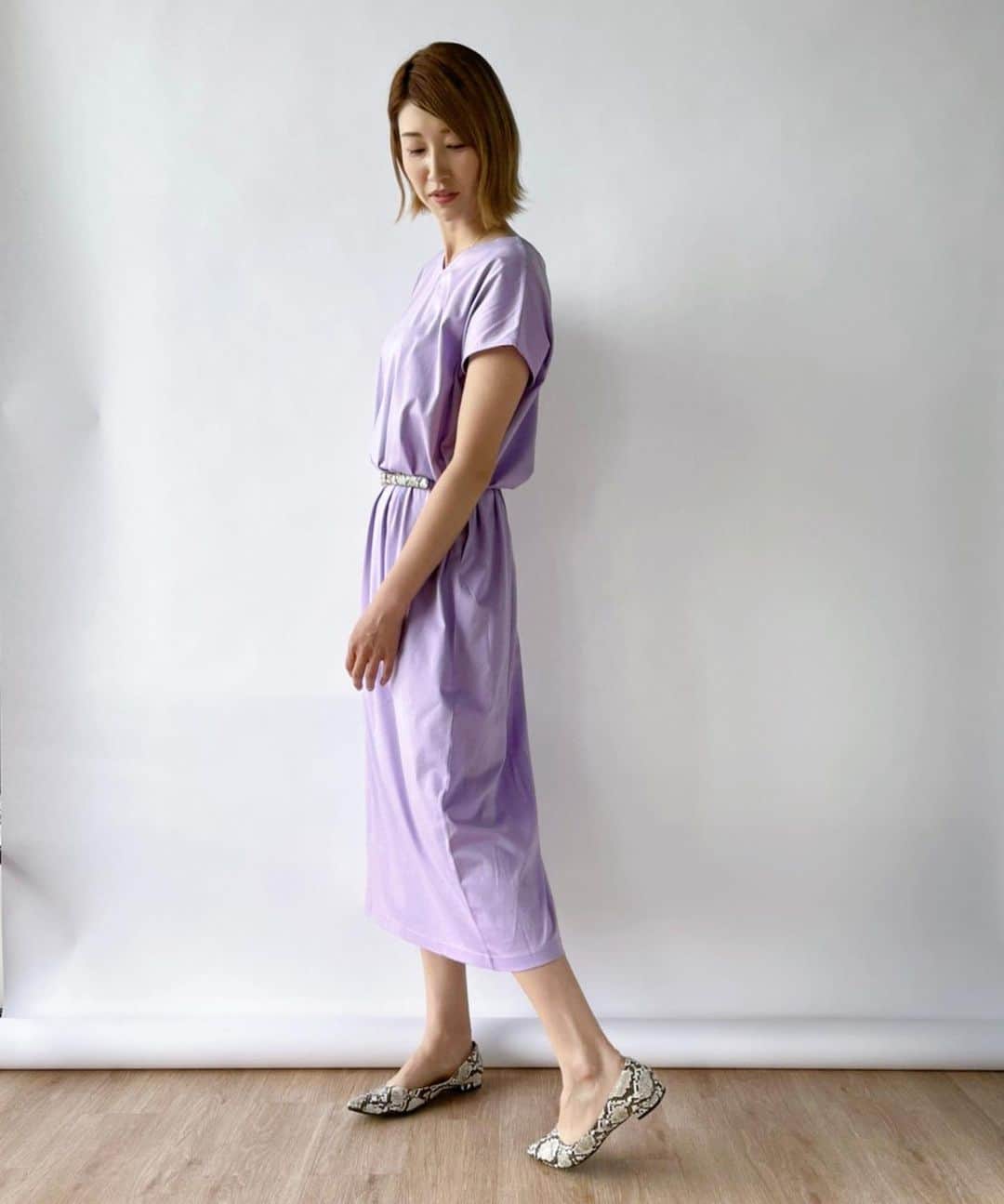 狩野舞子さんのインスタグラム写真 - (狩野舞子Instagram)「・ 昨日は一目惚れして購入した @ateyaka.official のワンピを着てお仕事でした🥺 THE私の好きな色💜だから緊張する現場でもルンルンでお仕事が出来て、洋服のパワーってやっぱりすごいなーって実感☺️🎶 ・ @jb.akino.shoes のパンプスに合わせてベルトもパイソン柄🐍（あんまり見えてない笑） ・ #ateyaka  #アテヤカ #jbakinoshoes #ワンピース #💜 #🐍」6月12日 10時56分 - kanochan715
