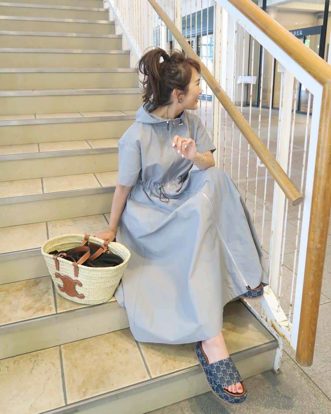 Mai Wakimizuのインスタグラム：「やっとお披露目出来たお気に入りのワンピース♡見た目でも分かるシャカシャカ生地がレインコート風で洒落てる♡子どもが居ると公園だったり水遊び場だったりアクティブな過ごし方が多くなるけど、そんなママでもこの生地感なら気負いなく着れるワンピースかなと♡(撥水加工はありません)シルエットはフレアだけど、フードやアジャスターでスポーティさもあってデイリーに使いやすいし、ジップは下まで全開出来るのでTシャツショーパンスタイルにバサッと羽織っても素敵！グレー？ブルー？このニュアンスカラーもスタイリングしやすくて好き＼(^o^)／3色あるのでご紹介して行きます♡ #wakkinstyle#ootd#coordinate#ママコーデ dress:#linkable @linkable_official(来週17日〜予約販売予定) bag:#celine shoes:#gucci」