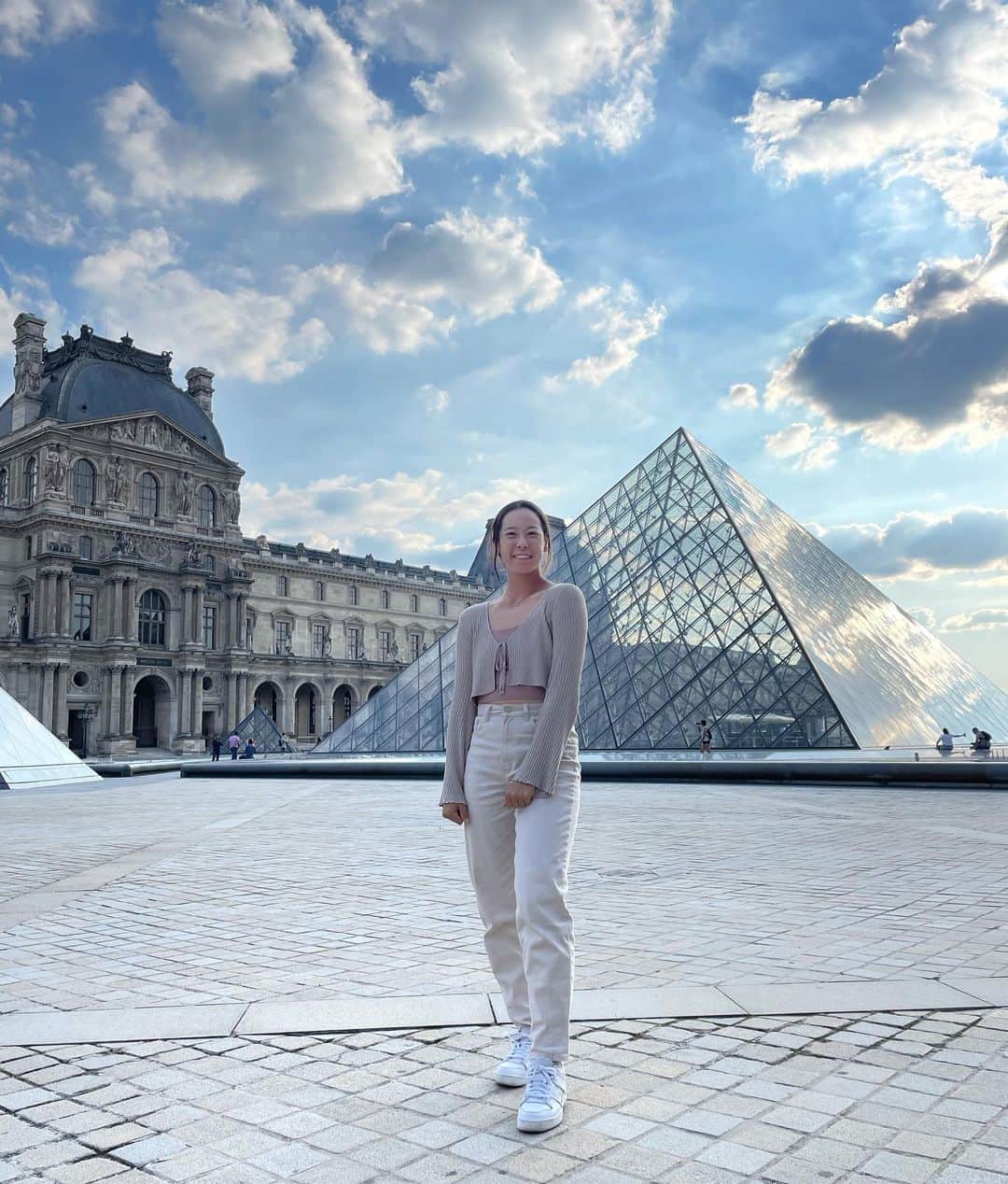柴原瑛菜さんのインスタグラム写真 - (柴原瑛菜Instagram)「🇫🇷Paris, I Louvre you💕  #museedulouvre #paris #france #travel」6月12日 11時00分 - enashibs