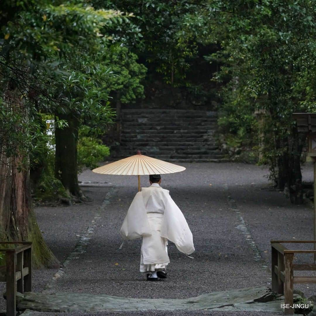 伊勢神宮さんのインスタグラム写真 - (伊勢神宮Instagram)「#伊勢神宮 #神宮 #神社 #心のふるさと  #外宮 #参道 #早朝 #神職 #雨 #和傘 #isejingu #jingu #soul_of_japan #japan #jinja #shinto #geku #earlymorning #shintopriest #rain #japaneseumbrella」6月12日 11時00分 - isejingu.official