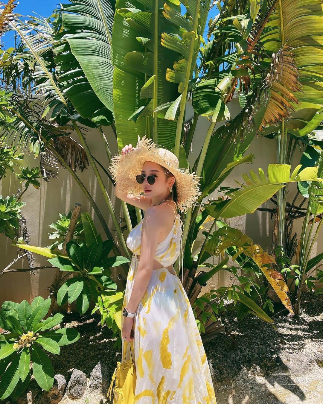 megbabyのインスタグラム：「夏の準備はできてるかい？😎💛  ノーファンデでもツヤ肌褒められるサンクッションとマスク荒れに最強に効果あるマグワートミストは小さいバッグでも必需品👝🧏🏻‍♀️  もっと小さいサイズ作ってほしい人？🙋🏻‍♀️(リクエスト多かったら作る😂)」