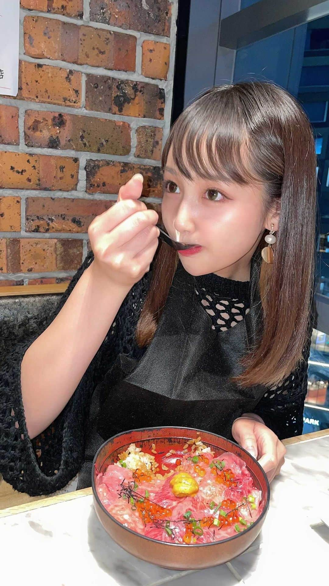 丸りおなのインスタグラム：「.  限定１０食。サーロイン、ウニ、いくらを使用した（贅沢な）丼ぶり。🤫  "これ食べたら飛ぶぞ〜？？"  お店の詳細は 次の投稿で載せるね🥩💓  #肉好き　#肉好き女子  #渋谷グルメ　　　#渋谷ランチ　#渋谷ディナー　#焼肉　#いくら　#いくら丼　#サーロイン　#りおなグルメ」