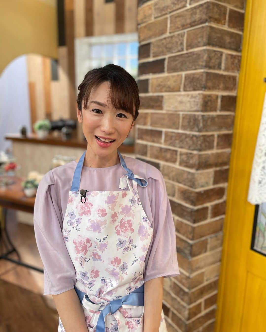 堂真理子さんのインスタグラム写真 - (堂真理子Instagram)「今回「おかずのクッキング」でご紹介したピーマンの肉づめは、自宅でも何度も作っています🫑✨使う肉の種類やピーマンから肉が剥がれにくくなる方法など、全部が美味しさに繋がっているんですね🥰 ピーマンがますます好きになりました✨  ☆エプロン… #francfranc  ☆ブラウス… #ined  ☆スカート… #Maglie par ef-de   #おかずのクッキング #おかず #料理 #レシピ #ピーマンの肉詰め #ピーマン  #堂真理子 #テレビ朝日 #アナウンサー #アナウンサー衣装」6月12日 11時42分 - mariko_do