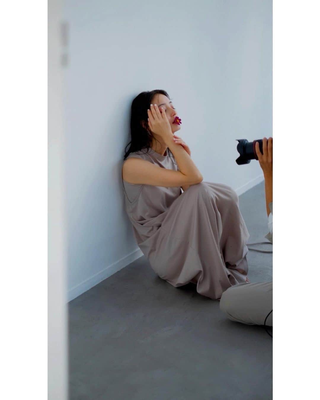 佐々木希さんのインスタグラム写真 - (佐々木希Instagram)「暑くなってきて 最近よく着てるワンピース。 脇の下から下着が見えないようにデザインしています。 襟元は少しだけスタンド、後ろ部分をVにカットして、上品な肌見せに。 とても気持ちいい素材で一枚で楽に着られます🌷  #iNtimite」6月12日 11時52分 - nozomisasaki_official