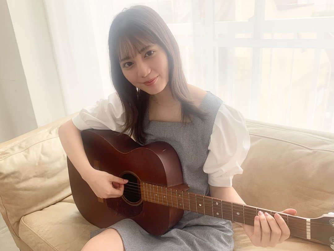 小坂菜緒のインスタグラム：「本日の #こさかな毎日カウントダウン のオフショットです🎶 スタジオにあったギターを上手に鳴らしていたこさかなですが、実はギターを弾けないらしいです🤫 スワイプするとうれしそうなこさかなが登場💗 #小坂菜緒1st写真集君は誰？ #小坂菜緒 #日向坂46」