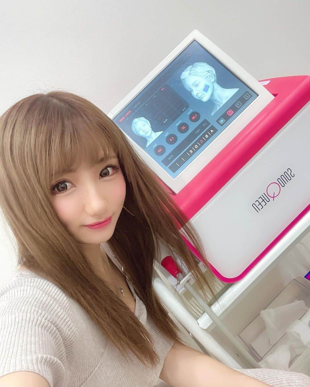 まゆぴちゅーさんのインスタグラム写真 - (まゆぴちゅーInstagram)「#医療ハイフ #💆‍♀️  東京中央美容外科 横浜西口院で、 #ソノクイーンハイフ を受けてから2週間 経ったから経過観察に行ってきたよ〜♡！  どんどん顔が引き締まってきて嬉しい😍✨！ 3〜4週間後が1番効果出るらしい🤔🌈  やっぱ医療のハイフの効果はすごいな… と実感。🤔🤔🌼🌼💓💓  写真に写ってるのが #ソノクイーン という 今回やったハイフの機械です☝️✩！  痛みも我慢できるくらいだったし、 小顔とかたるみとか気になる人ぜひ行ってみてほしい💓  東京中央美容外科 横浜西口院（@tcb_yokohamanishiguchi） の、 森本先生（@tcb_morimoto）ありがとうございます🥺 . . . #リフトアップならtcb東京中央美容外科  #美容整形ならtcb東京中央美容外科 #pr #東京中央美容外科 #美容外科 #横浜西口院 #東京中央美容外科横浜西口院 #TCB #森本理一郎  #ソノクーン #ソノクイーンハイフ #ハイフ #hifu 　 #小顔整形なら森本理一郎 #リフトアップなら森本理一郎」6月12日 12時02分 - mayu_03pichu