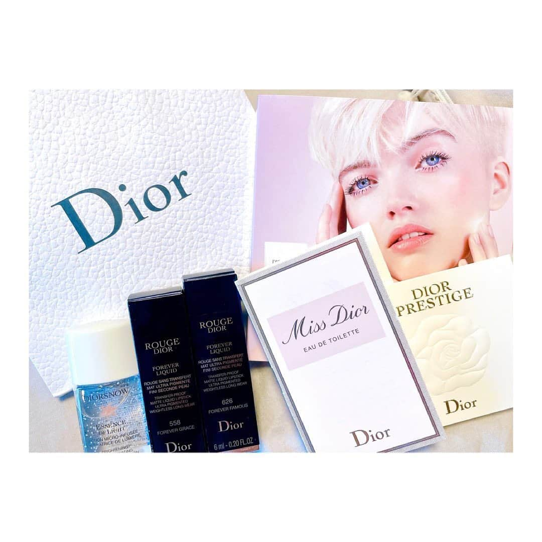 北内みさとさんのインスタグラム写真 - (北内みさとInstagram)「👑高発色💋#DIOR 💄新作リップ👑  高密着で鮮やかな発色を叶える  “マスク プルーフ” のリキッドルージュ  #ルージュディオールフォーエヴァーリキッド　💄  トランスファー プルーフ処方で マスク着用時にも適している優れもの🌿  今までにない鮮やかな発色で 12時間(*)美しくエアリーマットに 彩ります💐✨  (*)データ取得済み。 ・・・・・・・・・・・・・・・ マスク生活だからこそ、欲しかった💎  ✴︎マスクに色うつりしにくい✴︎  ・唇の縦ジワに入り込みづらく✨ ・まるで何もつけていないかのような心地よさ✨ ・溶けるようになじむテクスチャー✨ ・コンパクトサイズで持ち運びやすい✨  1回分の最適な量を1度にキャッチ してくれるので、 1ストロークで美しい仕上がりに💄  👑塗布後、少し時間を置くことで しっかりと唇に密着するそう💋  ・・・・・・・・・・・・・・・ ＼今回試したリキッドルージュ💄／  💄「558」 ・・フォーエヴァー グレース：フレンチシックな気品あふれるローズウッド 💄「626」 ・・フォーエヴァー フェイマス：ディープブリックレッド  写真を撮ってみて 実際の色とちがう😢と 感じなかったので、 分かりやすいと思います✨  なかなか使わないマットな💄に テンションがあがる🍒💕  @diormakeup   #dior #diormakeup #ルージュディオールフォーエヴァーリキッド #ディオール #口紅 #リップ #グロス #メイク #美容 #コスメ #コスメレビュー #コスメマニア #beauty #makeup #cosmetics #コスメ紹介 #可愛い #💄 #instagood #followme」6月12日 12時07分 - unyn1992