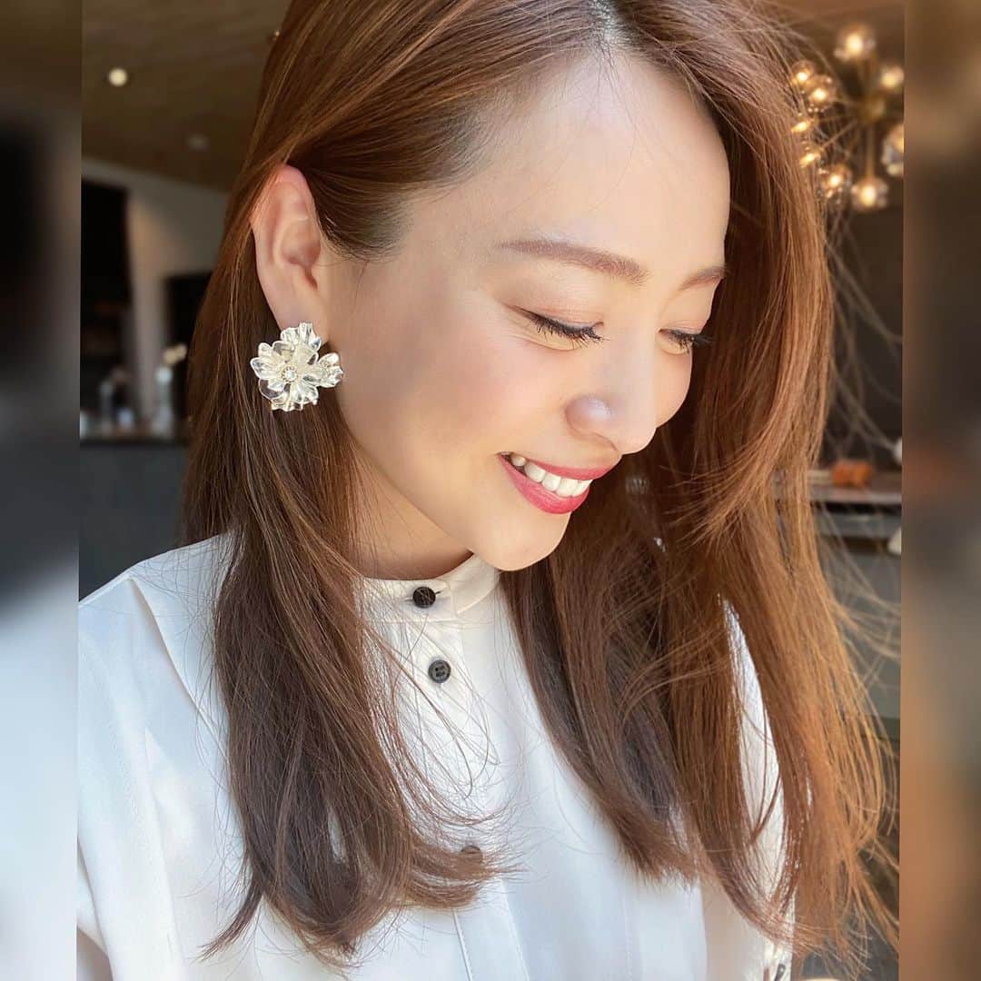 磯部奈央のインスタグラム：「Pierce🌸 . 最近、シルバーのアクセサリーが気になる🤩 アクセを全部シルバーで揃えようかなぁ😍  この @tao.collection.official のお花のピアスは、シルバー素材✖️クリアで涼しげ✨ 大ぶりなので、ポイントになってくれます🌼  #ピアス #大ぶりピアス #シルバーアクセサリー #taocollection」