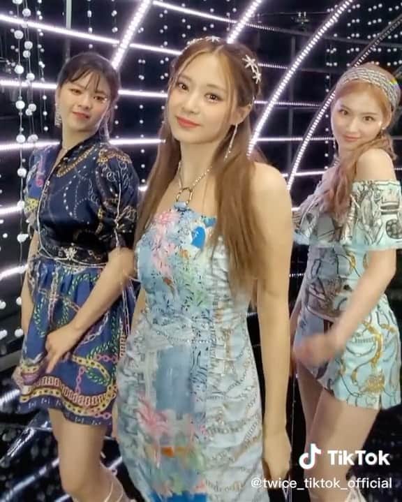 TWICEのインスタグラム：「🍹정사쯔-프리💃 🍹JeongSaTzu-Free💃 - #TWICE #트와이스 - {#nayeon #나연 #jeongyeon #정연 #momo #모모 #sana #사나 #jihyo #지효 #mina #미나 #dahyun #다현 #chaeyoung #채영 #tzuyu #쯔위}」