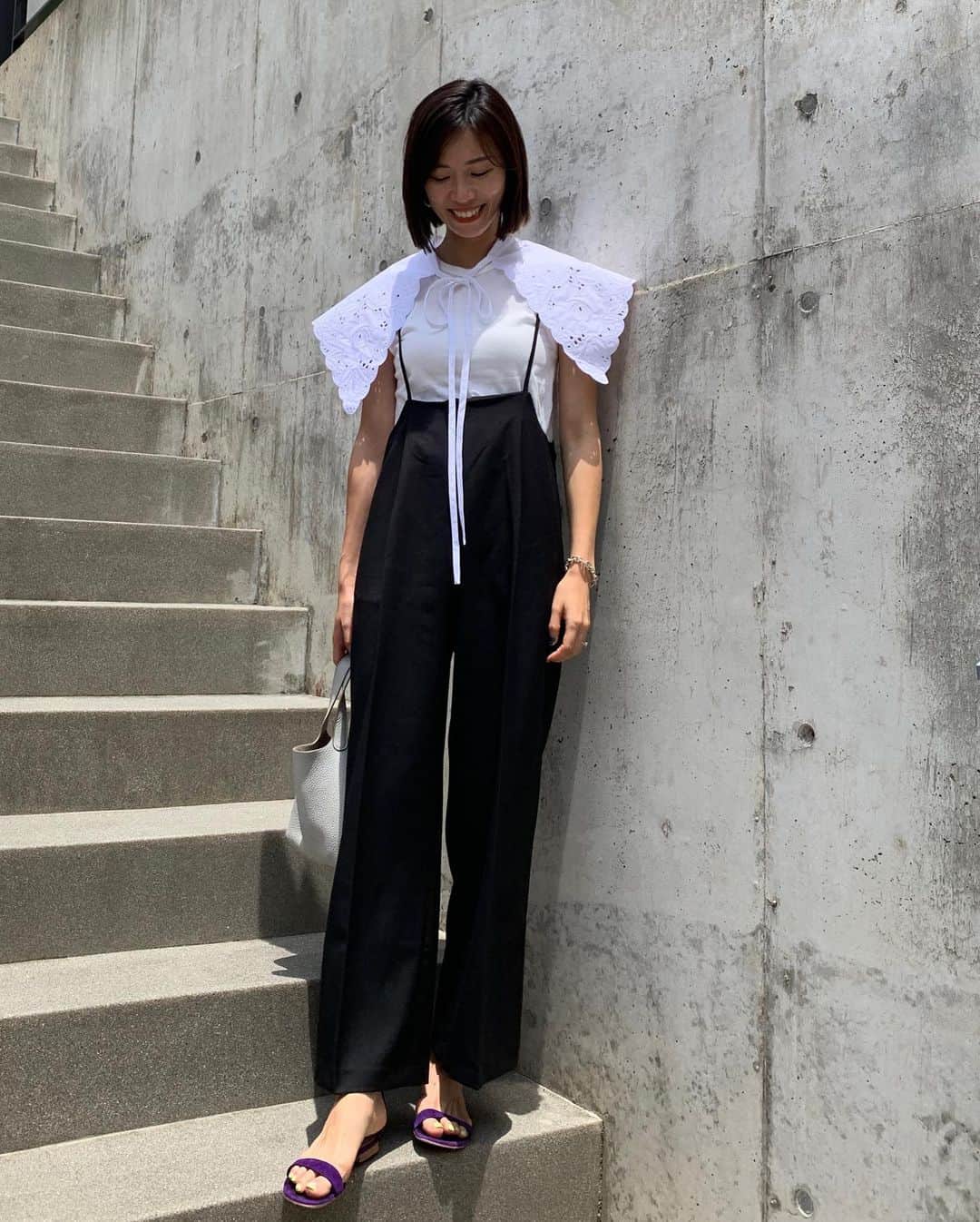 ayu kagawaさんのインスタグラム写真 - (ayu kagawaInstagram)「jumper pantsのBLACK🖤🖤🖤 シンプルにタンクやTシャツを合わせるだけで可愛いんだけど、今日は付け襟を付けて🤍🖤🤍 後ろで紐の長さを調節できるので（低身長の方も着て頂けます♡）、その結び方の動画を載せています🖤✨ #fashion#mamafashion #bowa#ボウエー #patou」6月12日 13時17分 - ayuyunyun