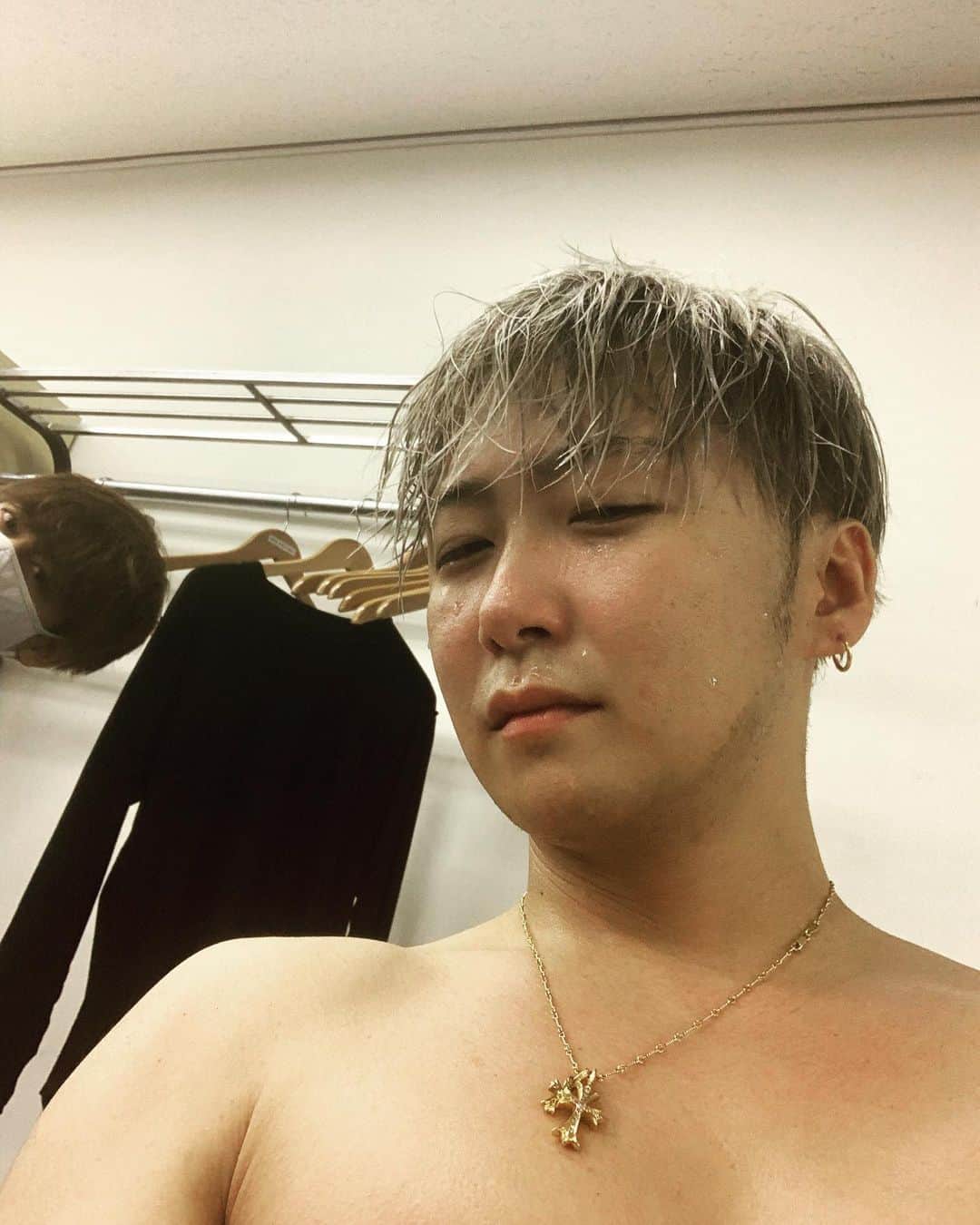 のインスタグラム：「#徹くん汗凄いからハンガーに掛けて干してる #徹君の一夜干し #干物 #え」