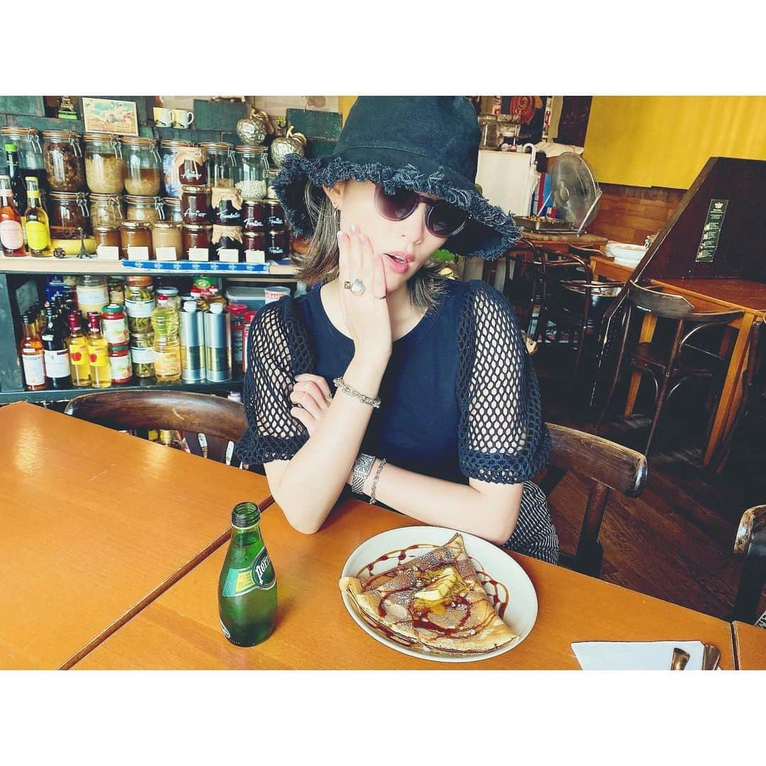 渡辺知夏子のインスタグラム：「Gluten Cheet day... クレープ大好き...💙 久しぶりのグルテン摂取... 超贅沢な グルテン✖️バターの組み合わせーーーOMG😈😇 . . #beautylife  #beautytips   #グルテンフリー生活   #crape  #クレープ #gluten  #butter」