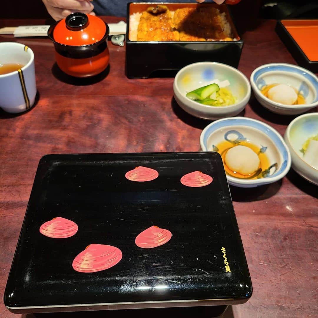 床嶋佳子さんのインスタグラム写真 - (床嶋佳子Instagram)「飯倉の野田岩で天然うなぎ食べてきましたぁ‼️😋🎵🎵🎵 ピンクのさくら貝のお重可愛いでしょう💗 天然うなぎなんて有難たや～ 本日は茨城県産でした‼️」6月12日 13時45分 - yoshiko.tokoshima