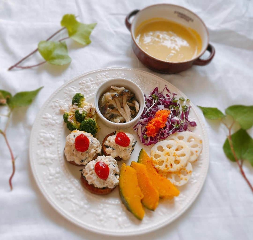 伊藤みくさんのインスタグラム写真 - (伊藤みくInstagram)「料理苦手な私が...﻿ ﻿ インナービューティプランナーの﻿ お勉強を始めてから﻿ やっと...ここまで作れるようになりました❣️㊗️﻿ ﻿ 全てを一つの鍋でウォータースチーム調理で﻿ 仕上げています🫕✨﻿ ﻿ 調理の際に油は一切不使用！フライパンも使いません。﻿ ﻿ 調味料は腸に優しい発酵調味料を使用。﻿ ﻿ 【美腸プレート】と言って﻿ 大人気の一皿です👩‍🍳﻿ ﻿ ヘルシーだけど食べ応えがあって﻿ 特にこの椎茸バーグが美味しいんです🌸﻿ ﻿ このプレート作りは極めたいなぁ😇﻿ ﻿ インナービューティプランナー養成講座﻿ 通信クラスのお勉強もあと少し💫﻿ ﻿ 学びを深めていきます！﻿ ﻿ ﻿ ﻿ ﻿ #インナービューティプランナー ﻿ #ibp48期﻿ #アンチエイジング調味法　#調理に油不使用﻿ #白砂糖不使用　#美腸プレート #美腸 #美肌﻿ #美腸プレート講座 #インナービューティーダイエット #インナービューティーダイエットアドバイザー #インナービューティーダイエット協会 #美肌ケア #美肌レシピ  ﻿ ﻿ ﻿ ﻿」6月12日 13時54分 - miku90210