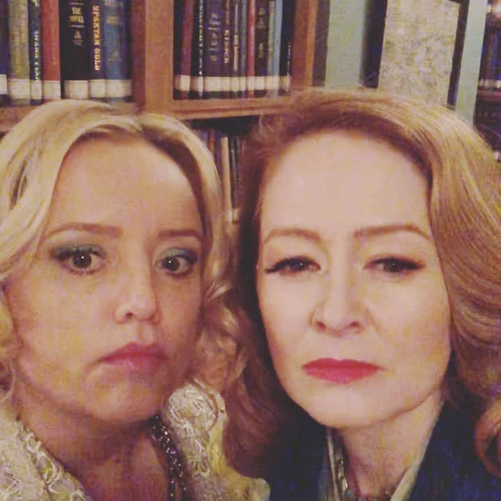 ミランダ・オットーのインスタグラム：「Miss you sis @reallucydavis I love your definitive nod 🖤🖤🖤🖤#caos #lucydavis #sisters #spellmansistersmortuary #actingisaveryseriousbusiness」