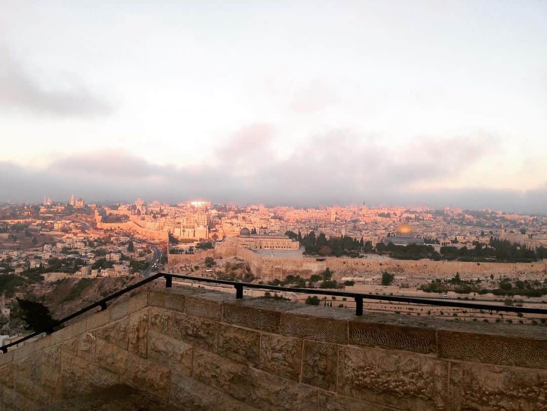 相内優香さんのインスタグラム写真 - (相内優香Instagram)「ユダヤ教、キリスト教、イスラム教、3つの宗教の聖地があるエルサレム。初めて行ったときの衝撃は忘れられない。 人々の祈りが、なんというか“念”のようなものが空気に漂っていた。目に見えない世界ってあるのだと思った。 何度でも行きたい場所です。  #エルサレム #イスラエル」6月12日 14時27分 - yuuka_aiuchi