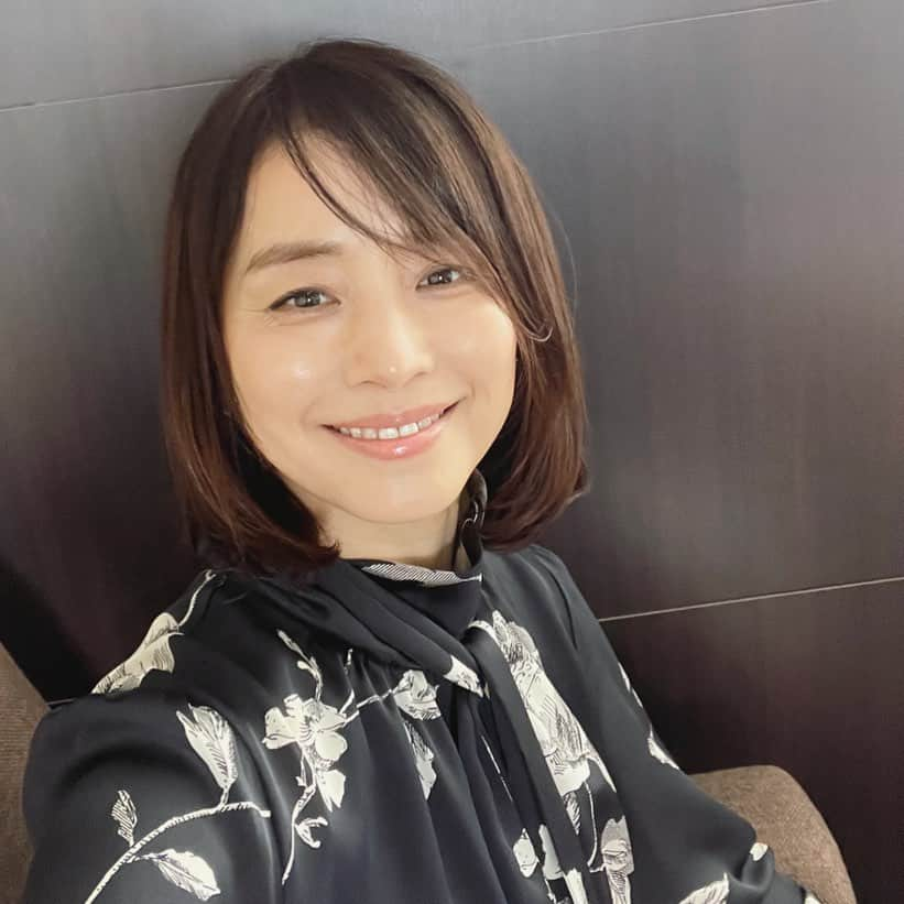 石田ゆり子さんのインスタグラム写真 - (石田ゆり子Instagram)「たまには仕事の顔を。 ドラマの撮影中です。 なんと私、都知事の役なんです。 Tokyo MER(エムイーアール) と言うタイトルの 素晴らしいドラマです。 救命チームの現場は ものすごいことになっているらしい。 七月からスタート。 TBS 日曜劇場です。ぜひ。 #Tokyomer #走る救命救急室」6月12日 14時49分 - yuriyuri1003