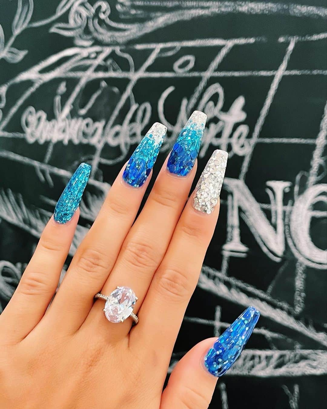 あやか（石山彩花）さんのインスタグラム写真 - (あやか（石山彩花）Instagram)「Ocean nail🌊  指先から夏感じたくて！！ けど雪ぽいから冬でもできるネイルだよね！！❄️ もうギラギラしたいと思ったらこのネイルになりました💅♡ 安定のあやさまに担当してもらてます💕　@ankhnail_aya   指輪は最近お気に入りの @flygirl_jewel でGETしたやつ♡ 色も全て好み🥰❤️  手が可愛いとモチベあがる💕  #nails #nail #oceannails #seanails #bluenails #ankhcross #ankhcrossnail #glitternails #キラキラ #ギラギラネイル #スカルプネイル #夏ネイル #ギャルネイル #ネイル #ネイルデザイン #海ネイル #ring #rings💍」6月12日 16時20分 - ayakateen821