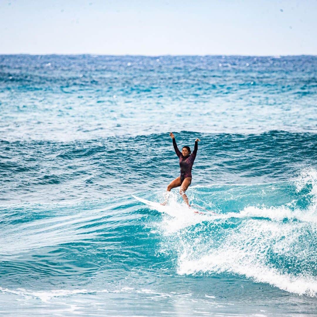 前田マヒナのインスタグラム：「The queen of claiming of terrible waves 👑👑👑  @jackie_fiero」