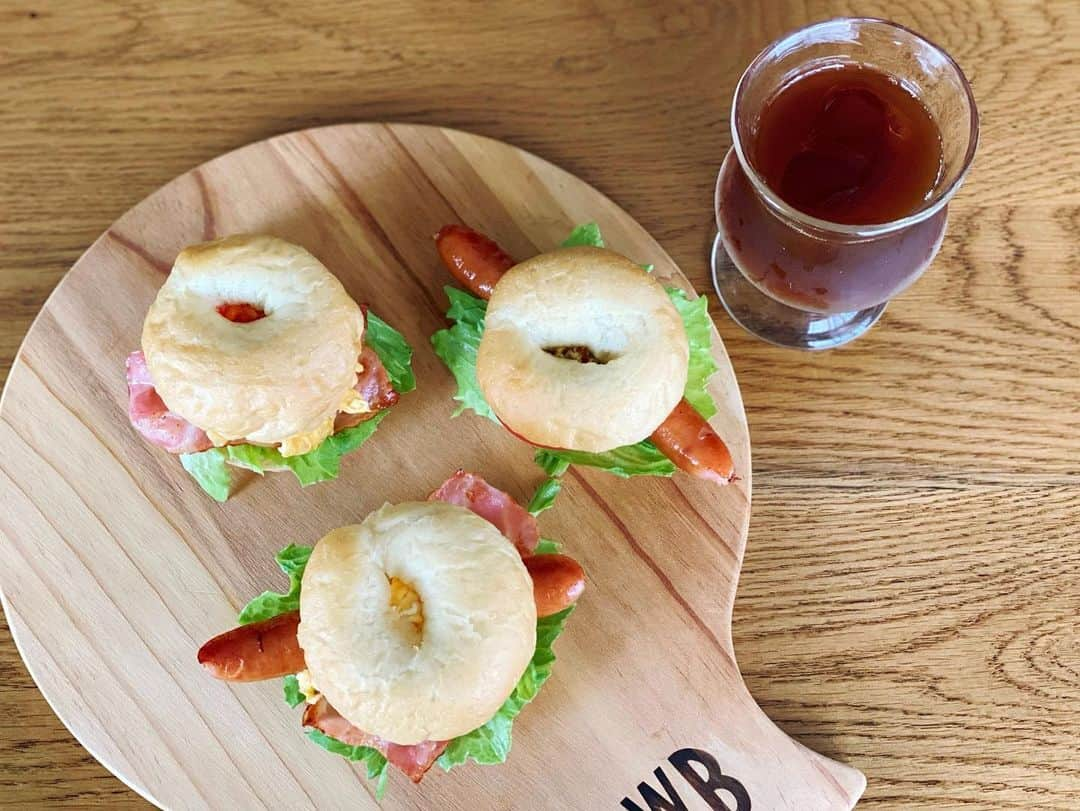 高山直子さんのインスタグラム写真 - (高山直子Instagram)「ころん🥯🤍 ミニベーグルでミニサンドに。 🥯ベーコンエッグ 🥯トマトウインナー 🥯全部乗せ ママ友に貰ったこのパン美味しすぎて絶対リピートする🤤 @pand_stylebread   #喫茶なおコロ #ベーグルサンド #サンドイッチ」6月12日 16時39分 - nao_70koro