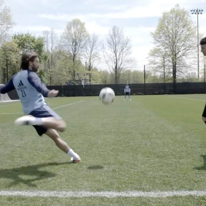 F2Freestylersのインスタグラム：「What a start for #italy🇮🇹 last night in the @euro2020 🥶  Italy have had some amazing players over the years but this guy is right up there! 🤩  The pass master.... @andreapirlo21 💥💫  #Italy #Pirlo #F2 #euro2020 #newyorkcity」