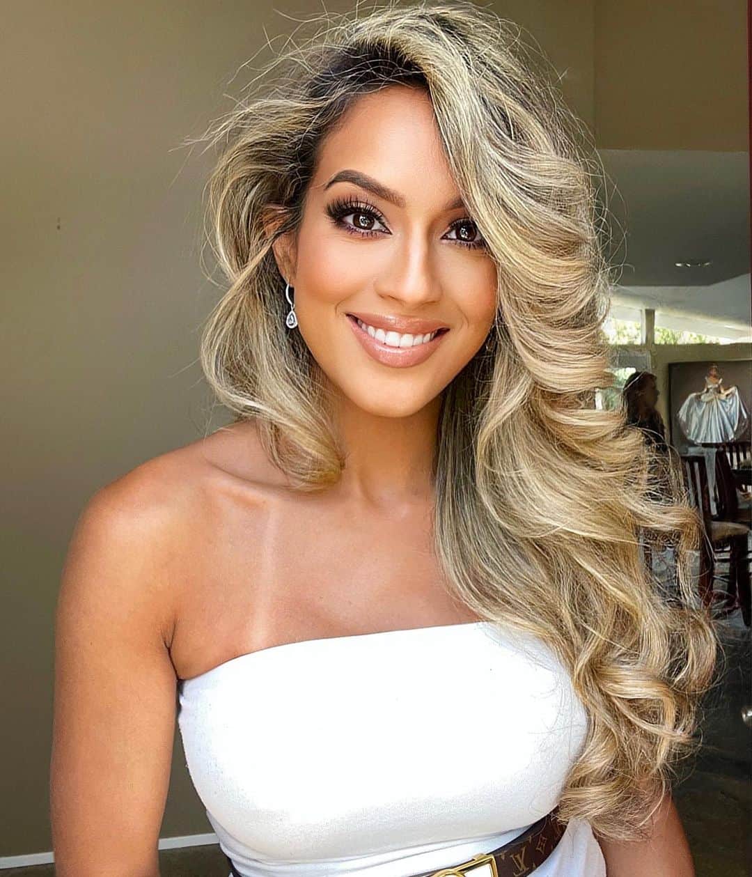 Sarah Mundoのインスタグラム：「May your day be as bright as your spirit. Beautiful news coming soon. Hands up to my MUA @jey_ventura   #happy #healthy #kkwbeauty #nars #armanibeauty #lamerskincare #spanish #persian」