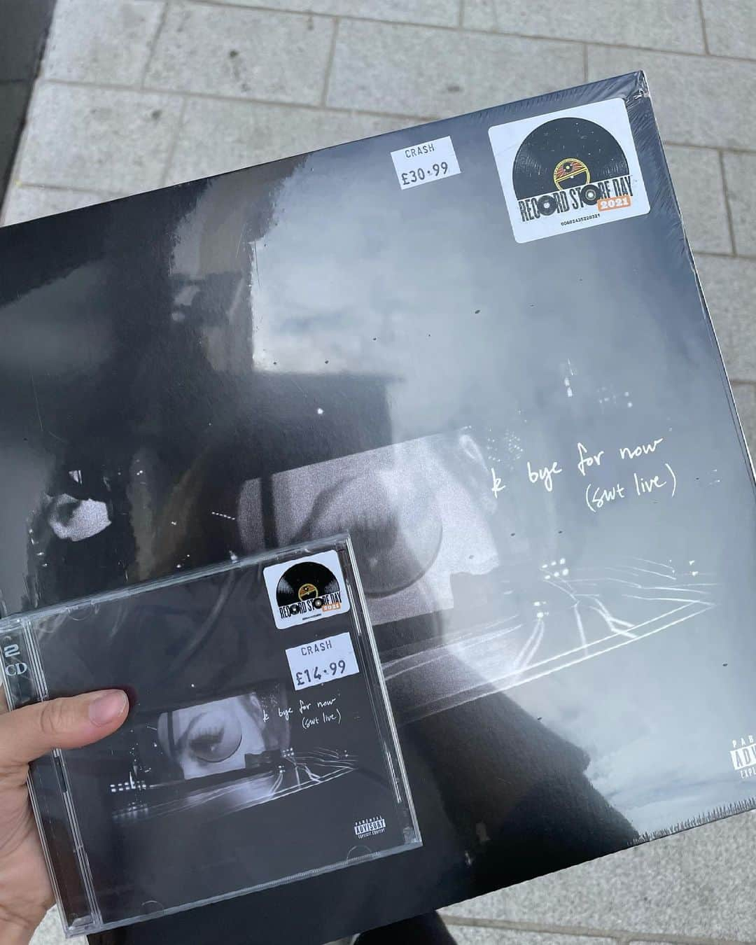 ペリー・エドワーズのインスタグラム：「all I’ve wanted since k, bye for now was released is a physical copy and now I have 2 🥺」