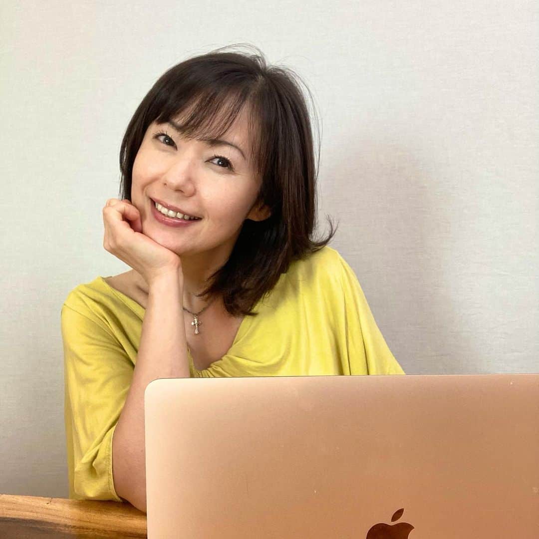 のインスタグラム：「今日はオンライン講演が二本！ 午前中がLIXIL労働組合関西支部の皆様、午後から全日本運輸産業労働組合連合会の皆様。楽しい時間でした！  こうして立て続けに一日二本講演をさせていただけるのは、オンラインならではだね^ ^  さて、今日もストレスのお話でした。 ということで、ストレスコントロールのお話。  『定期的に涙を流す。』  定期的に涙を流しておくと、ストレス解消に役立ちますよ^ ^感動できる映画を見て、泣いちゃおう！  理由はいくつかあるので、またゆっくり、インスタライブでお話しますね。  #オンライン講演  #ストレス #幸せホルモン #セロトニン #六車奈々  #涙活  #時間割美容   #japan #japanese #japanesebeauty #stress #happy」