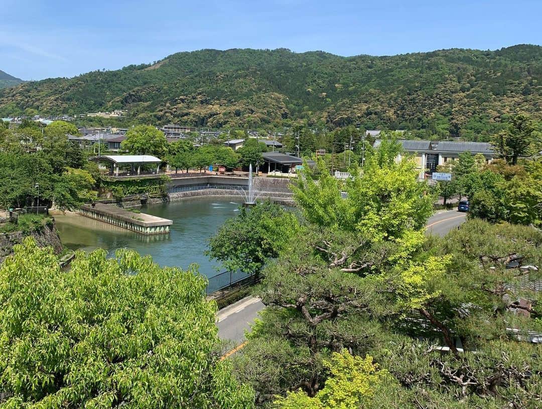 夏木マリさんのインスタグラム写真 - (夏木マリInstagram)「#ふふ京都 #池水庭園 #hotsprings #hotel #kyoto  母も喜んだいつかの温泉♨️ いいお宿でした.....」6月12日 20時09分 - mari_natsuki