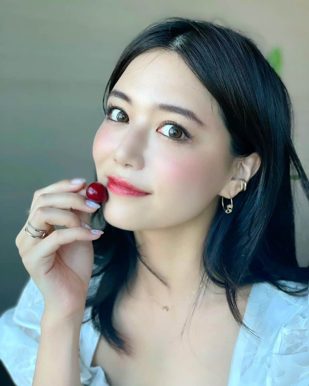 石井里奈さんのインスタグラム写真 - (石井里奈Instagram)「こんばんは❤️ . 今日はメイク投稿💄💕 いつもとメイクが違うんです🥰❤️ . 大学生の頃毎日つけていたつけまつげ👁 そんな世代の女性は特に必見！ 大人になって、マツエクのような自然に盛れるまつげを自宅で再現できるドーリーウインクサロンアイラッシュをつけてみました💕 . まさに10秒マツエク！ 自宅で簡単サロン仕上げができちゃうの👁種類も豊富で全12種類❤️ ナチュラル、レディ、キュート、ヘルシーのカテゴリーで自分がなりたい目に変化できちゃうよ❤️ . パッケージも可愛すぎる🥺✨ 専用のりもついていて、繰り返し使えます❤ 私は04 目尻があざといネコをつけました🐈💕 . 目尻が長く強調されてよりレディな顔立ちに✨つけまつげって本当に印象がグンッと変わるから面白い💕 . たくさん種類あるのでぜひ試してみてね❤ . #ドーリーウインク #ドーリーウインクサロンアイラッシュ #10秒マツエク #りなまるメイク #つけまつげ #マツエク #アイラッシュ #まつげ #睫毛 #eyelashes #eyelashextensions #eyemakeup #アイメイク #メイク好きさんと繋がりたい #アイライン #マスカラ #タレ目 #あざとい #あざとくて何が悪いの #ネコ #猫目 #猫 #おすすめコスメ #ドラコス #ドラッグストア #ドラッグストアコスメ #ベスコス #プチプラコスメ #イメチェン #sponsored」6月12日 20時15分 - ri7tin1025