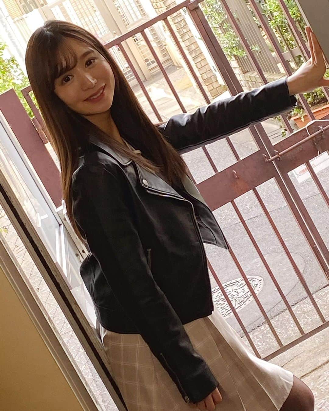 のインスタグラム：「漫画とか映画の主要キャラってさあ ヒーローも悪者も、現在に至るまでに 割と重い過去を背負ってる事が多いじゃないですか 親をやられた悲しみからヒーローになったり 不幸な幼少期を過ごしてヴィランになったり するわけですよ、 うんうん、創作するってそういうものよね、普段私達が抑えてる欲求を発散させてくれて丁度いい具合に共感させてくれるから感動するしワクワクするんですよね！ わたし漫画も映画も小説もだいすき♡ . ヒーローよりも悪者に共感することが多いんですけど キャラクターの過去が悲惨なものであればあるほど物語としては面白い、 こんなに不幸な過去があったなら 人類滅亡を望んでも仕方ないよな…とか思う🥺 . でもその度に、わたしはなんで…？って思ってしまってちょっと病む 家庭も友人関係も順風満帆とはいかずとも ニュースとか知人から聞く程悲惨な過去は無かったのに 親に言えない恋をして親に言えない仕事して もうほんとにごめんねって感じです もちろん何も無く育ってこれてとても幸せだけど もしもわたしの過去に漫画みたいな何かトラウマになるような事があれば この仕事にもこの性格にも理由ができて あわよくば誰かの責任にできて もっと今、楽に生きれてたのかなとかおもいながら出来る限りの親孝行をします💭 だからわたしは呪術の野薔薇ちゃんだいすき！(？)  #premium#専属#星奈あい#オフショット#私服#JD#大学生コーデ#smileforme#攝影日記#人像攝影#攝影師#拍照#人像摄影#攝影日常#좋아요#소통그램#패션화보」