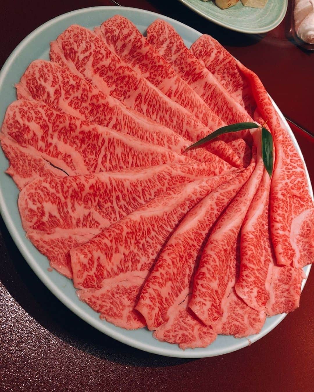 のインスタグラム：「#飯テロ ごめん😅 😆 大好きな方々と打ち合わせの後に 最上級の極上コースのすき焼きを頂きました 前菜にフィレステーキ🥩 😭美味い、仕事頑張ろう❣️ #感謝 #打ち合わせ #今半  #個室 #すき焼き #城咲仁  #加島ちかえ」