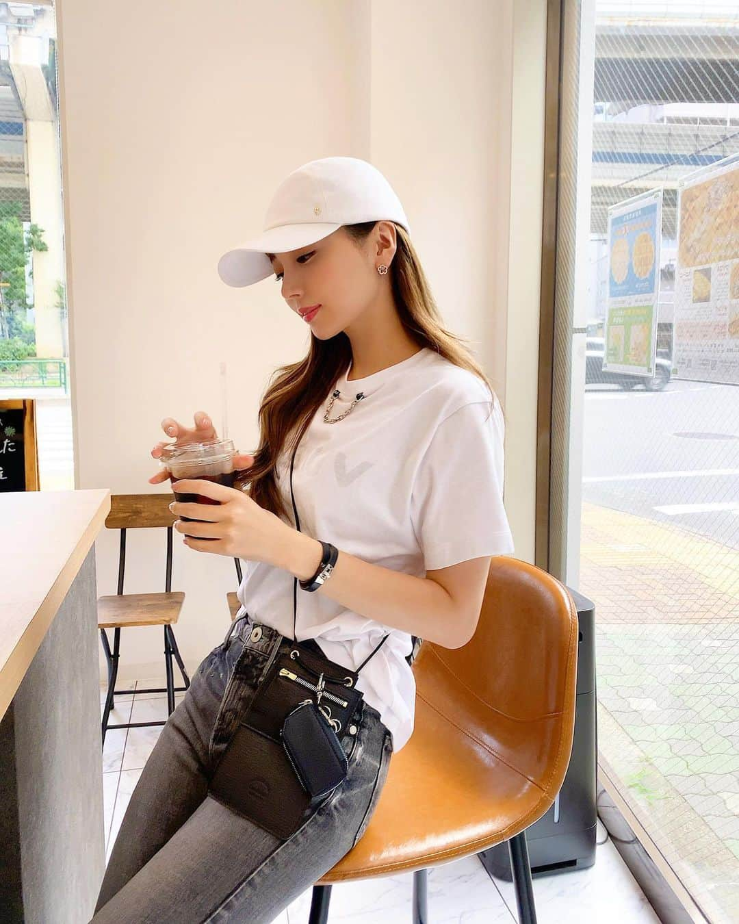 岡部あゆみさんのインスタグラム写真 - (岡部あゆみInstagram)「近所コーデ🧢🌺﻿ 暑すぎてちょっと休憩🍹﻿ ﻿ スーパーや公園に行く時とても重宝している LARCOBALENOのWショルダーウォレット。携帯 お札 小銭 カード 鍵 アルコール消毒 リップが収納できちゃう優れもの👏🏻 色も沢山選べて 私は合わせやすいBlackに❤︎ 白ワンピに斜めがけしても可愛いし 両手が空くのでスーパーに行く時助かる🛍✨﻿ ﻿ @larcobaleno_official﻿ #larcobaleno #wallet #iPhonecase #pr #ラルコバレーノ #イタリア #ポシェット #近所コーデ」6月12日 20時49分 - ayumi_okabe