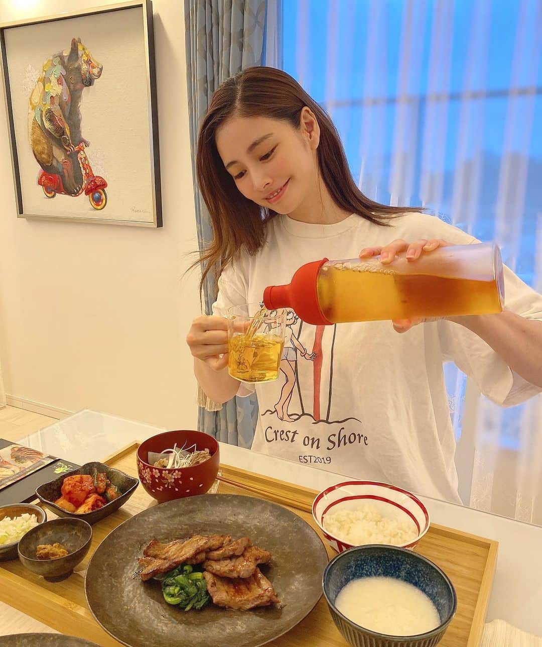 得あゆさんのインスタグラム写真 - (得あゆInstagram)「すっぴんTシャツでご飯作って 食べているのが毎日の日常です🍚笑  食べるの大好き幸せっ  ・ ・ ・ ・ ・ ・ ・ ・ ・ ・ ・ ・ ・ ・ ・ ・ ・ ・ ・ ・ ・ #お肉#焼肉#おうち焼肉#おうちカフェ#おうち居酒屋#おうち時間#おうち#手作り#手料理#手料理日記#パジャマ#部屋着#すっぴん#産後ダイエット#ダイエット女子#子育てママ#出産#ママファッション#tシャツ#tシャツコーデ#夫婦生活#赤ちゃんのいる暮らし#家族ごはん#食器#器のある暮らし#器#うつわ好き#器好き#tshirtdesign#cookingathome」6月12日 20時56分 - tokuayu819