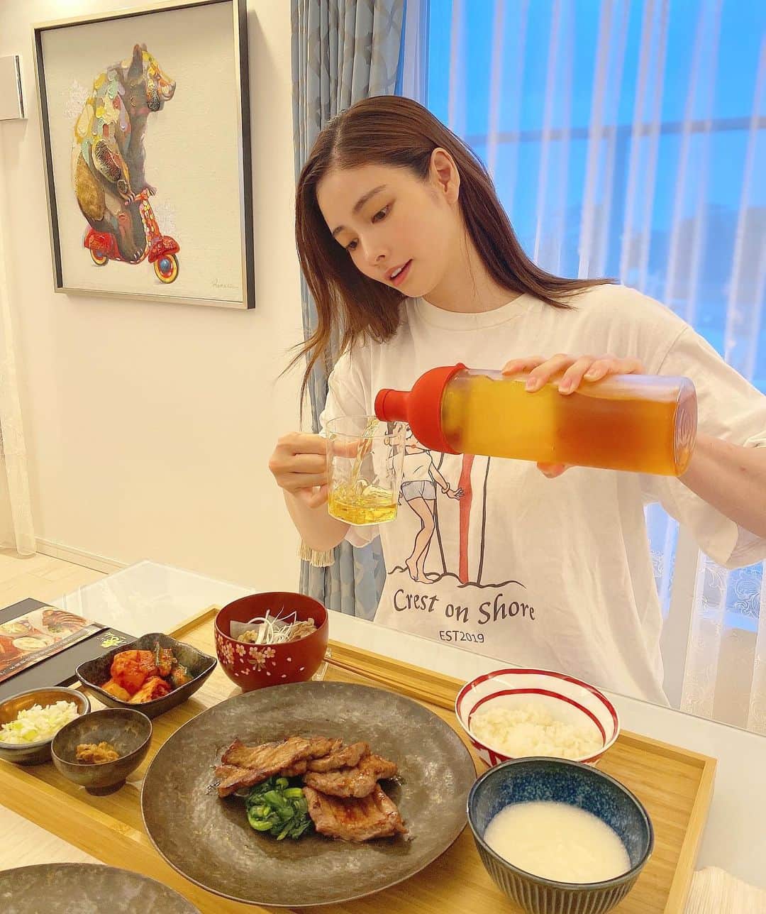 得あゆさんのインスタグラム写真 - (得あゆInstagram)「すっぴんTシャツでご飯作って 食べているのが毎日の日常です🍚笑  食べるの大好き幸せっ  ・ ・ ・ ・ ・ ・ ・ ・ ・ ・ ・ ・ ・ ・ ・ ・ ・ ・ ・ ・ ・ #お肉#焼肉#おうち焼肉#おうちカフェ#おうち居酒屋#おうち時間#おうち#手作り#手料理#手料理日記#パジャマ#部屋着#すっぴん#産後ダイエット#ダイエット女子#子育てママ#出産#ママファッション#tシャツ#tシャツコーデ#夫婦生活#赤ちゃんのいる暮らし#家族ごはん#食器#器のある暮らし#器#うつわ好き#器好き#tshirtdesign#cookingathome」6月12日 20時56分 - tokuayu819