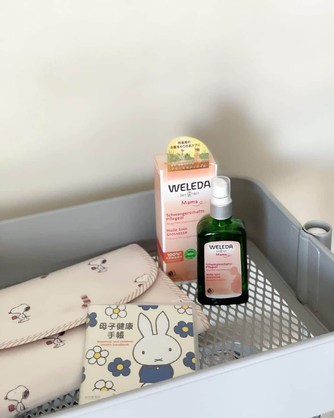 都築青空さんのインスタグラム写真 - (都築青空Instagram)「ご縁があって @weleda_japan  "マザーズボディオイル"をいただきました🎁  妊娠初期から頑張って保湿してきたんだけど 妊娠6ヶ月目あたりから胸に妊娠線が😱 これ以上悪化しないように、 これからはこちらを毎晩塗り塗り。  すーっと伸びて使いやすいし ポンプ式だから楽ちん♡ オーガニックだから安心です🌿  母子手帳ケースは  @gelatopique_official の ジャバラタイプにしたよ。 最初大きいな！って思ったけど、 助成券やら母子手帳やら入れたら すぐぱんぱんになるので、 これくらいのサイズが使いやすくて 私はお気に入りです🐕  #ヴェレダ #ヴェレダママ #マザーズボディオイル #ヴェレダプレママレポ #ヴェレダママ11期」6月12日 21時14分 - aozora723