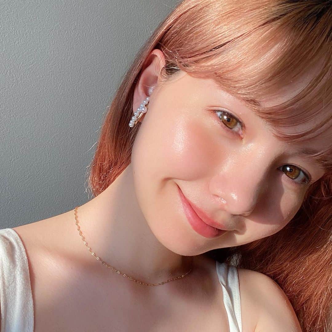 柴田あやなのインスタグラム：「みなさまごぶさたですっ元気だよ〜！  ダイアンビートゥルーのシャンプーを使ってみたのでご紹介🙌🏻arでもコラボさせて頂きました❤︎  ケールとかキヌアのエキスが入ってるんだけどとにかくいい香りで、他のシャンプーがまだ残ってたけどこっち開けて使ってます…！写真のは２代目です👌🏻もう前のやつはなくなりそう🥺  容器もピンクでかわいいのに96%リサイクルだし、とにかく環境に良いシャンプー！そして髪の毛にもいいシャンプー❤︎ヴィーガンにも安心して使ってもらえるそうです！  シャンプー選び厳しいわたしがいいなと思ったのでみなさんにもお勧めさせてもらいました✊🏻  #ダイアンビートゥルー  #シャンプー #ヘアケア #ヴィーガン #ワタシも地球も好きになる」