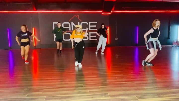 エイミー・ティンクラーのインスタグラム：「BADDEST 🔥  First class with @itschrisclark last night at @dancehouseleeds   🎶 : @cherlloyd @imanbekmusic」