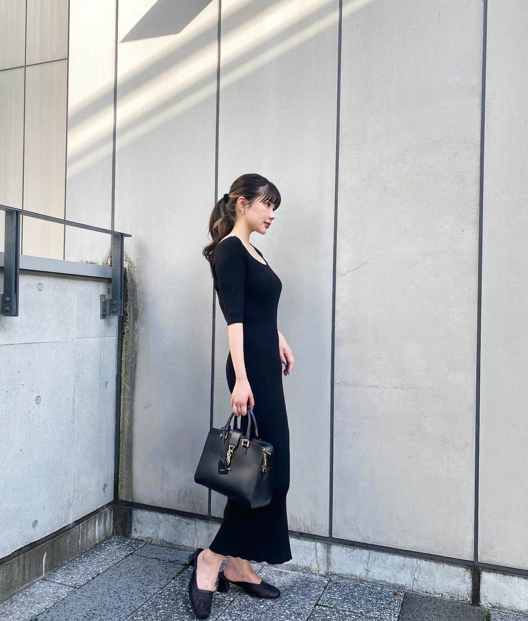 えみ姉のインスタグラム：「ㅤ THE骨格ストレートの女です☆ 痩せても太っても上半身デッケーんよな。辛 ㅤ くびれは無いしお尻もデッケーんだけどな。 ㅤ 最近ブラック着る時アクセは ゴールドでまとめるのが好き〜〜 ㅤ ワンピと靴はGRL、かわいいこれ♡ (タイトなワンピの時は矯正下着でめちゃくちゃウエストとお尻締め付けてる。笑) ㅤ ㅤ #ootd #code #骨格ストレート #ワンピース #grl #grl購入品」