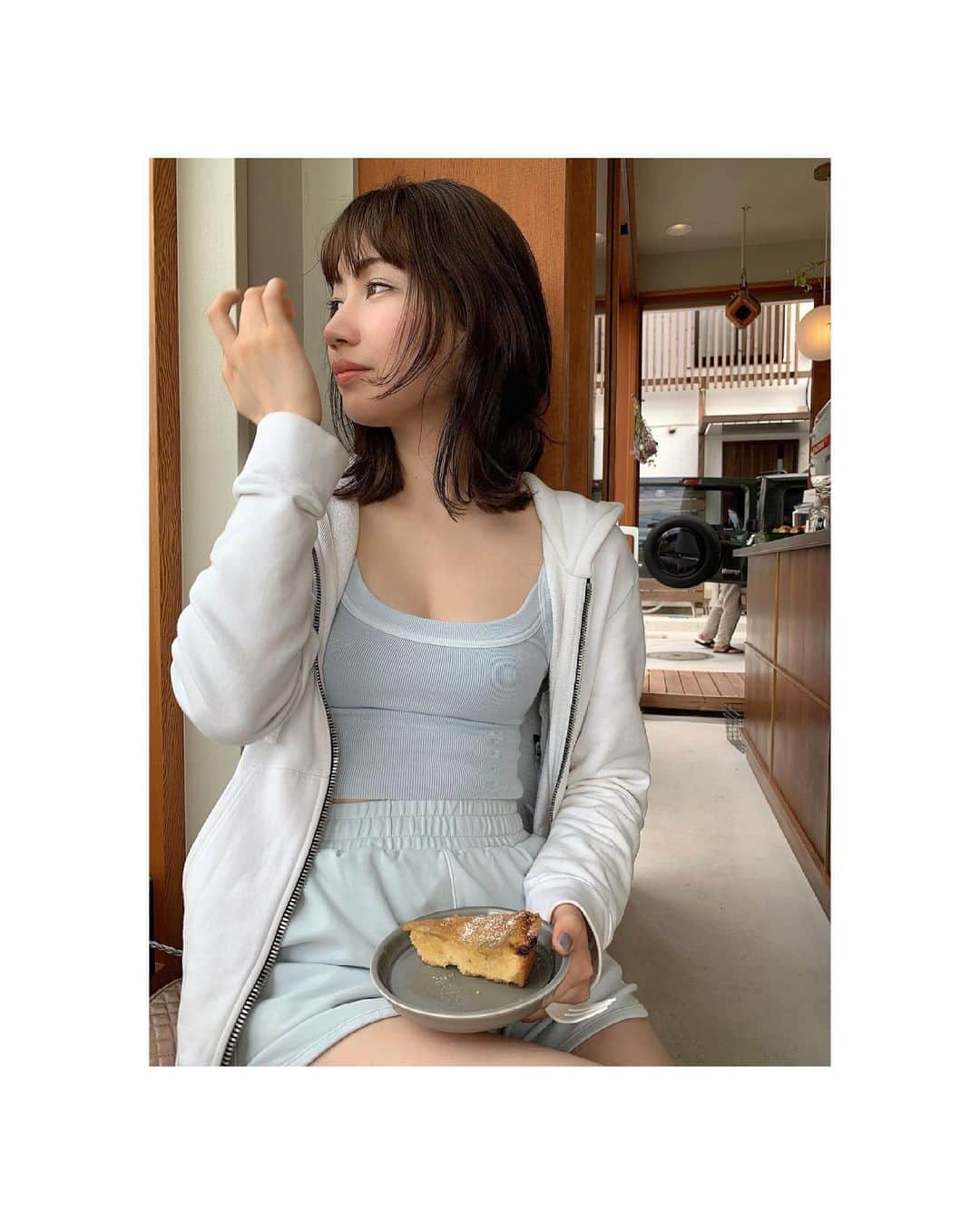 山本ソニアのインスタグラム：「Samedi 🧁☕️❤︎  今日のメイクとファッションお気に入り🤍  キラキラメイクのYoutubeそろそろ撮ります💫  #逗子#逗子カフェ#kith#kithwomen  #nike#jordan1 #スニーカーコーデ #スニーカー女子」