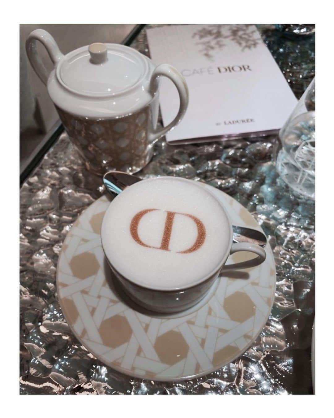板野友美さんのインスタグラム写真 - (板野友美Instagram)「Café Dior by Ladurée☕*° #Dior #cafedior」6月12日 22時19分 - tomo.i_0703