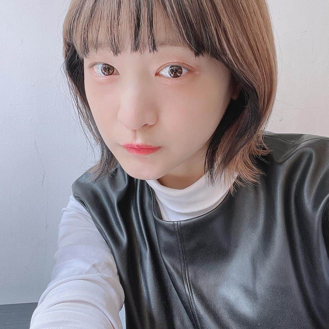 のインスタグラム：「髪色を逆インナーにしました☺︎  昨年と逆です  #逆インナーカラー #インナーカラー　#バングインナー」