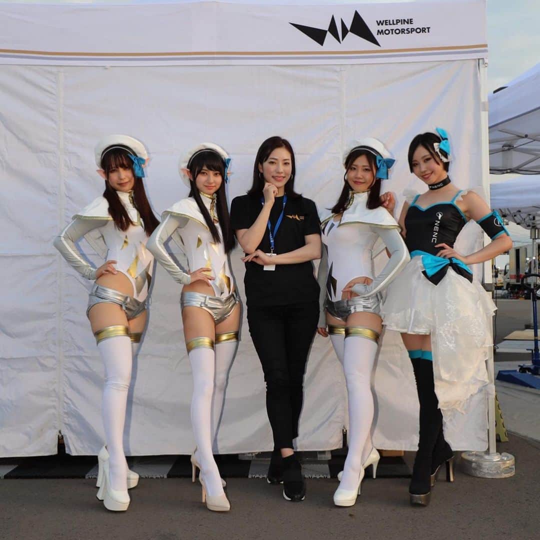 のインスタグラム：「ｵｯﾂヽ(･ω･｡)ﾉｵﾂヽ(･ω･)ﾉｵﾂヽ(｡･ω･)ﾉﾎｯｼｰ♪﻿ ﻿ 配信見てくれてありがとう💓﻿ 台本なしわちゃわちゃ配信で、頭が???になることもしばしばありましたが😂w﻿ みんなのコメントに救われたよーー！﻿ ありがとう👏🏻﻿ ﻿ ラリー初見さんでも、なんとなーくルールや専門用語はわかりましたか？？😌﻿ ﻿ また明日も10:30からYouTube配信をします！URLは明日Twitterに投稿しますのでチェックしてくださいね〜﻿ コメント大募集です📝なるべく拾うよ👌w﻿ ﻿ ﻿私たちのチーム63号車のスタートは8:11なので、また動きを知りたい方はTwitterに載せている『全日本ラリー群馬、モントレー2021のラリーストリームトラッキングページ』からチェックしてください！  ・ ・ ・ #wellpinemotorsport #gメッセ群馬 #youtube #生配信#モントレー2021#全日本ラリー#rally  #japanesegirl #japaneserallychampionship」