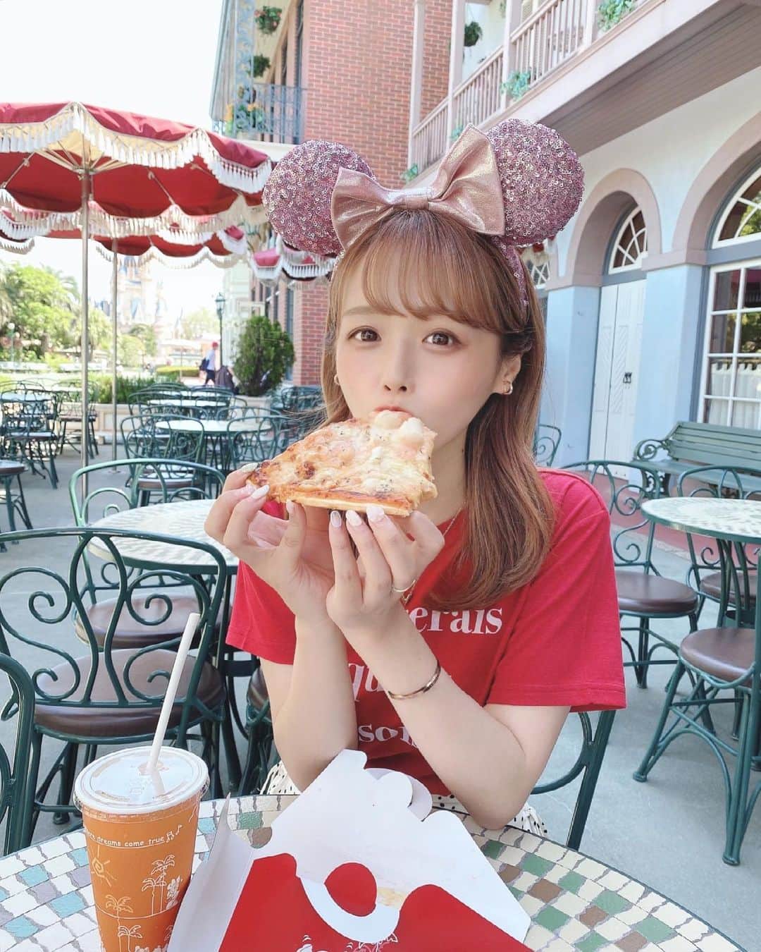 計良日向子（ひなひ）さんのインスタグラム写真 - (計良日向子（ひなひ）Instagram)「. . ディズニーランドの #グレートアメリカンワッフルカンパニー の テラス席からの景色が素敵💗 後ろにシンデレラ城が見えてるの🏰🤍 . . . 今はお店がクローズしてるから オススメです(*´ω｀*)♡ 久々インで久々のパークフード🥺 美味しすぎて感動した、、！！ . . . 👗Tシャツ　@honeymihoney_official . 👗ボトムス　@niceclaup_official_ . . . . #tokyodisneyland #disneyland #disney #tdl #東京ディズニーランド #ディズニーランド #ディズニー #ディズニーコーデ #ディズニーフード #honeymihoney #ハニーミーハニー #niceclaup #ナイスクラップ」6月12日 22時30分 - kerahinako1105