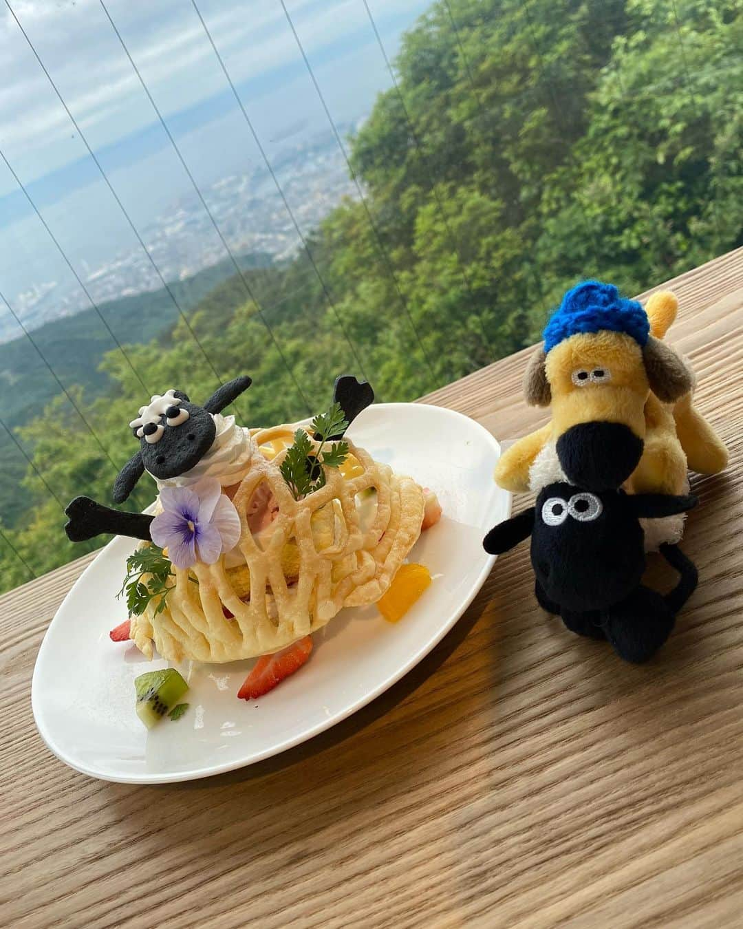 YOUKORINさんのインスタグラム写真 - (YOUKORINInstagram)「ショーン🐑コラボのカフェ🐏 #六甲山#六甲山ガーデンテラス#ショーン#ひつじのショーン#ピッツァ#かわいい#満腹#食べ方おかしい#マナー講座#食べる動画#kobe#instagram #kobecco#shaunthesheep」6月12日 23時22分 - xxy0uc0riinxx