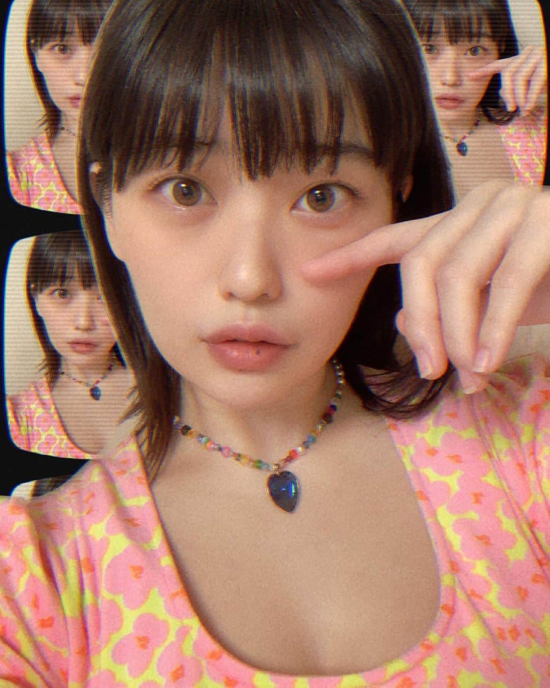 のインスタグラム：「暑い、、まじで☀️😵  季節でいうと夏がもう、ほんとに嫌いです。暑いのが本当に苦手なのです🥴  日焼けするしメイク落ちるし、毎年夏は気が狂いそうです🌞  夏でも涼しくいられるマスクとかあったら、是非教えてください😭！  汗で落ちるのですっぴんでもいられるように、 @chipieee_tokyo さんでパリジェンヌラッシュリフトやってきました👁💖  私はもともと完全なる逆さまつげで、ビューラーしてもすぐ落ちてくるし、マスカラしてもパンダになるし、挙げ句の果てにはまつげが思いっきり目にぶっ刺さったりしていたので、  根元からぐいっと上げてくれるパリジェンヌにはめちゃくちゃお世話になってます😭  逆さまつげの人は普通のまつげパーマより断然パリジェンヌのほうがおすすめです👁❤️  すっぴんでも目がパチン🌟とするからねぇ〜！！🥴  @chipieee_ayaka さん、ありがとうございます😊💖  皆さんも、コロナと熱中症に負けないように日々過ごしましょう☺️  #パリジェンヌラッシュリフト」