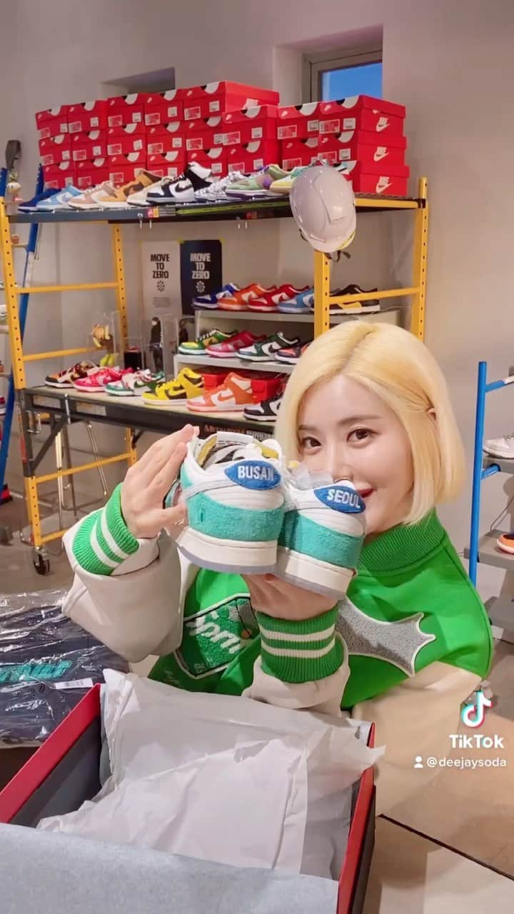 Dj Sodaのインスタグラム：「새로운 애기가 생겼어!!🥰🎄 I got a new baby!!👟💕 @kasina_official x @nike 💚 #카시나덩크 #카시나1997 #kasinadunk」