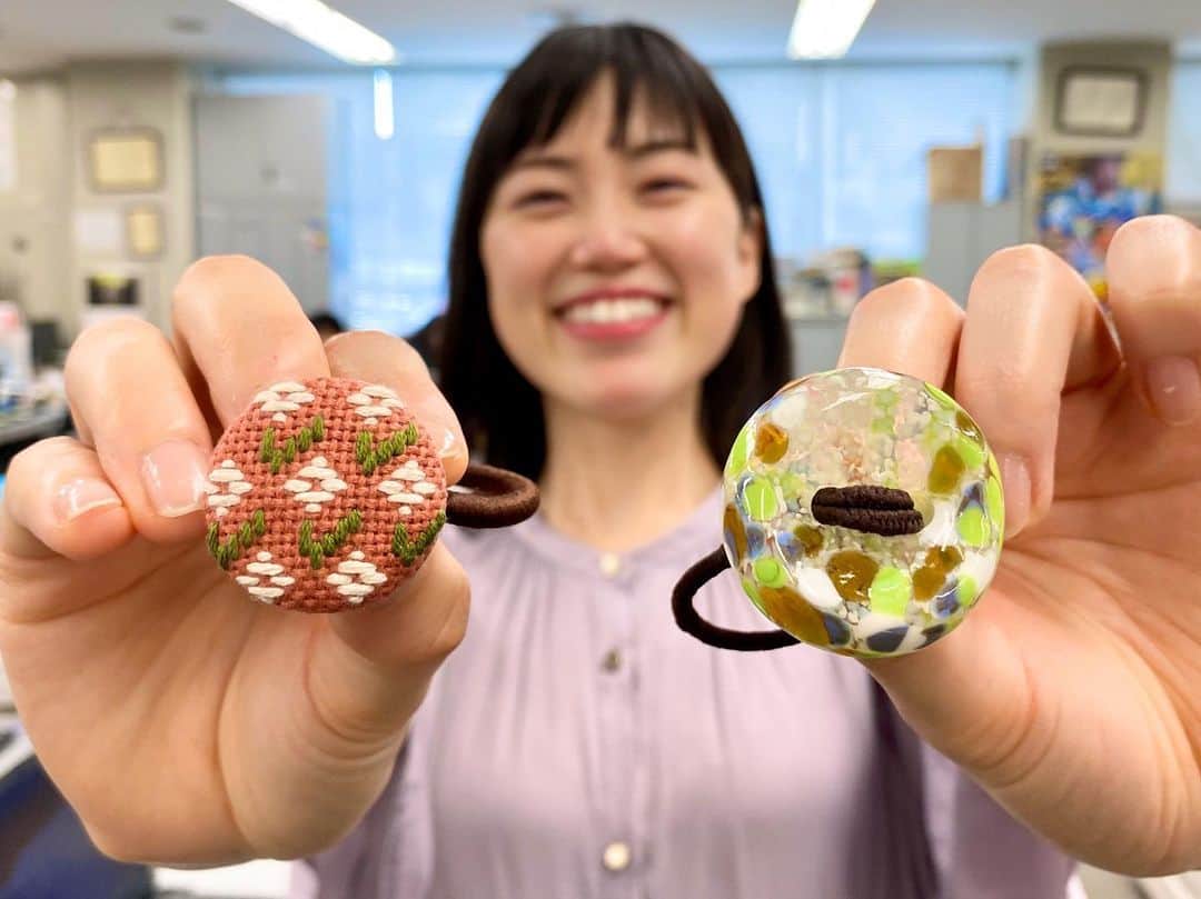 服部未佳さんのインスタグラム写真 - (服部未佳Instagram)「今日のハッピィ生中継は 「浅虫コリドー」を紹介しました！ コリドーとは、フランス語で小径のこと。 浅虫温泉駅から道の駅ゆ〜さ浅虫を結ぶ小径に 去年オープンしたカフェです☕️ 県産食材にこだわったランチセットに、 浅虫名物・久慈良餅をトッピングした 人気のコリドーパフェを味わいました✨ とーってもおいしかったです！  オーナーの金子祐子さんは 「つきよの森」というブランドで こぎん刺し雑貨の展開も。 店内で可愛い雑貨を楽しめるのも魅力です💓 私は花柄のこぎん刺しヘアゴムをゲットしました！ 春に購入した 津軽びいどろのヘアゴム（うぐいす）と共に とってもお気に入りです🍀 もっと津軽ヘアゴム集めよーっと😙 ポストカードも種類豊富でした🍎  さらに！ 浅虫コリドーにはアートギャラリーも併設。 金子さんは、なんと！ 版画家さんでもあるのです😳 ギャラリーには、青森市出身の版画家 関野準一郎の作品が飾られています。 色鮮やかな版画に囲まれた、 ゆったり素敵な空間でしたよ🥰 今月30日からは、 関野準一郎「東海道五十三次」 全作品リレー展示が開催されます！ ぜひ訪れてみてください🎶  浅虫は、海と緑と温泉と…アートの街！ お休みの日に、ゆっくり楽しんでください☺️  #浅虫コリドー #青森市 #浅虫 #久慈良餅  #つきよの森 #こぎん刺し #雑貨 #津軽びいどろ  #版画 #関野準一郎 #棟方志功 #金子祐子 さん #ハッピィ」6月12日 23時59分 - mikahattori_aba